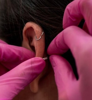 Metal alerjisi nedeniyle takılamayan imitasyon küpeler için pratik koruma yöntemi