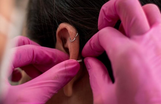 Metal alerjisi nedeniyle takılamayan imitasyon küpeler için pratik koruma yöntemi